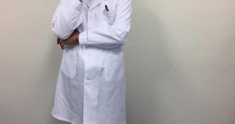 白衣を着た男性