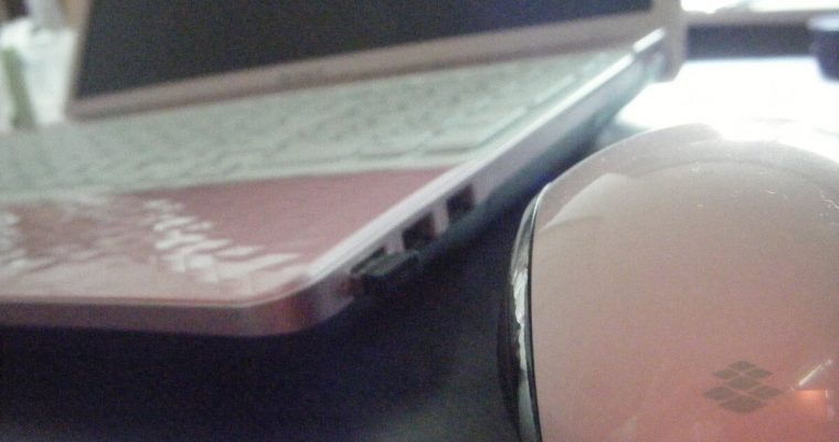 ノートパソコンとマウス