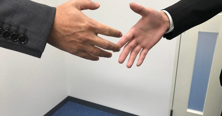 握手をするビジネスマン