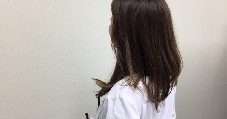 白衣を着た女性