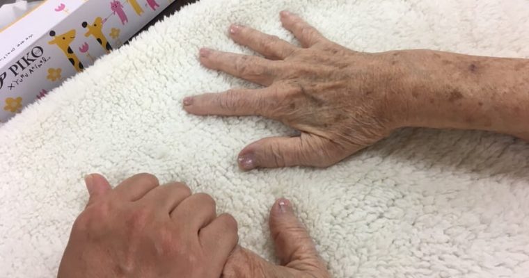 老人の手を握る
