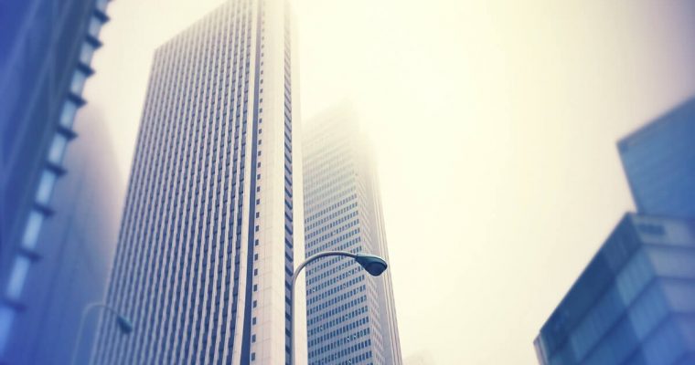 高層ビルが立ち並ぶ様子