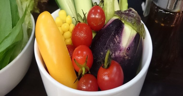 皿に盛られた色とりどりの野菜