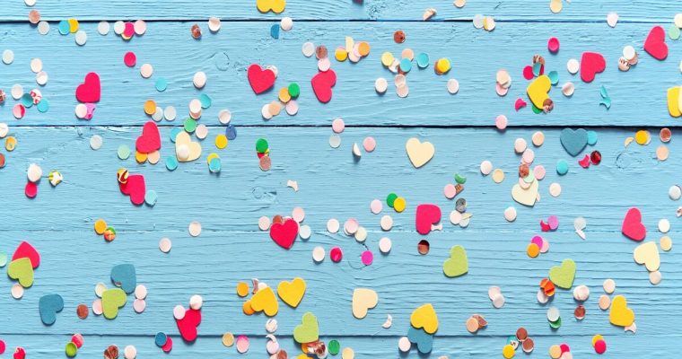 カラフルな紙吹雪と花びら